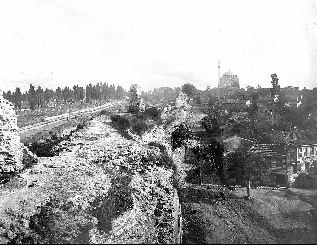 Sur üstünden genel görünüm, Topkapı-Edirnekapı arası (Alman Arkeoloji Enstitüsü İstanbul Arşivi).