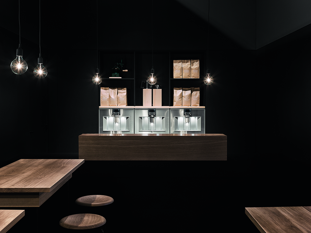 Evinizde size özel mükemmel bir kahve keyfi için tam otomatik espresso makinesi LivingKitchen’da katılımcılara sunuldu. Yenilenmiş tasarımıyla bu makine şimdi sabit bir su girişine de sahip.
