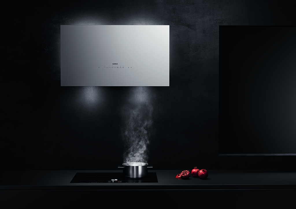 İlk defa LivingKitchen’da gösterilen, aşırı sessiz ve yüksek derece verimli çalışan 200 serisi duvar davlumbazlarının dikey veya eğik buhar paneli bulunmaktadır.